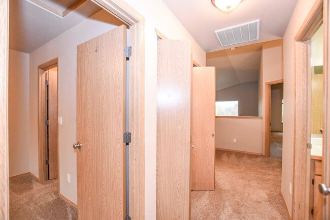 Building Photo - 2-story home on private cul-de-sac!