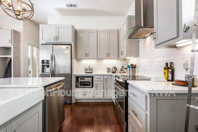 Building Photo - 636 SW B St