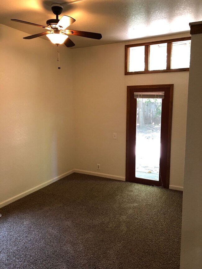 Building Photo - *RESERVE FOR SUMMER 2026* 5 Bedroom 3 Bath Chico Charmer