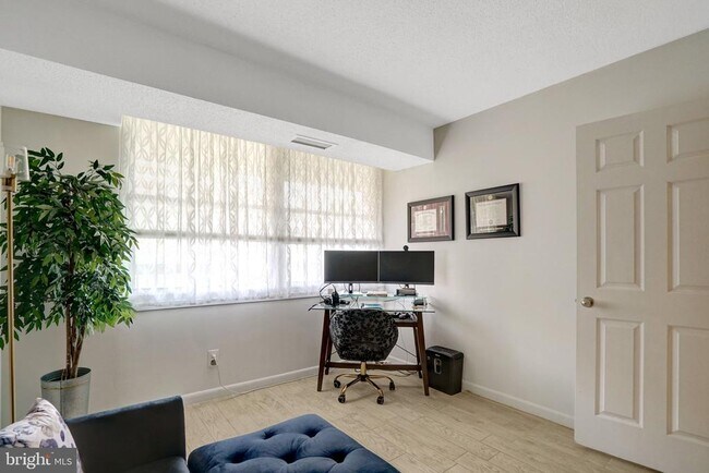 Building Photo - 3709 S George Mason Dr