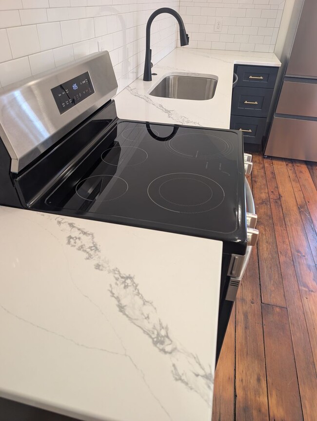 Building Photo - Beautifully Renovated 1 Bed, 1 Bath With In-Unit Washer/Dryer and New Appliances