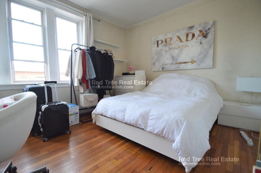 Building Photo - 72 Egmont St