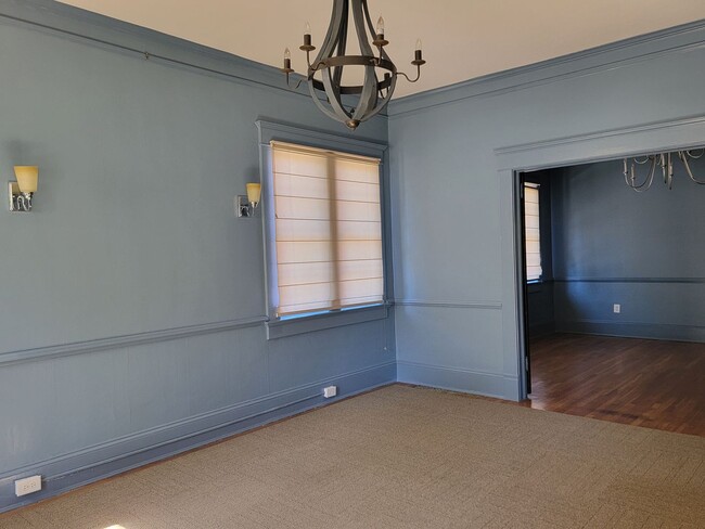 Building Photo - 10ft Ceilings - Chandeliers - Linen Gold S...