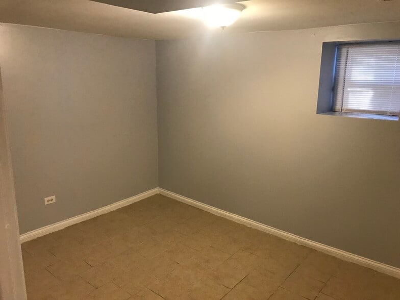 Building Photo - 6117 S Vernon Ave