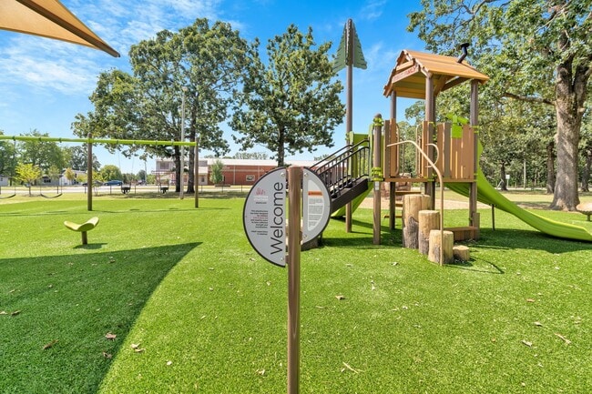 Building Photo - Like New 3-bedroom 2.5 bath Duplex in Gent...