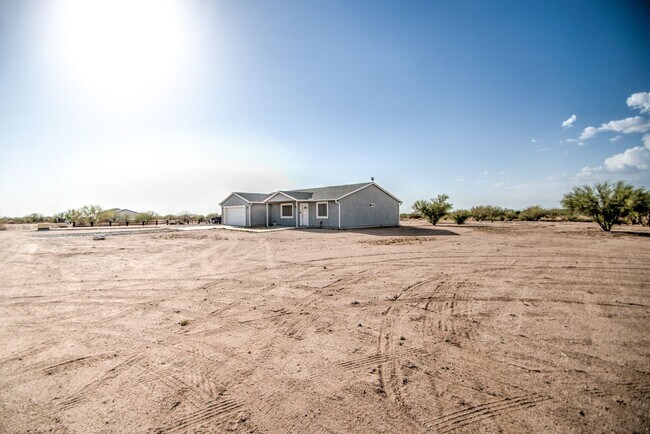 Building Photo - Large 1 + Acre Lot with 3 bedroom home in ...