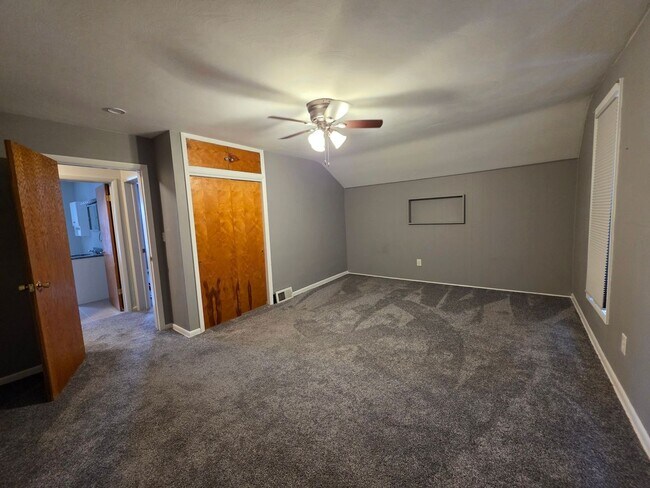 Building Photo - Four Bedroom House Available in Battle Creek!