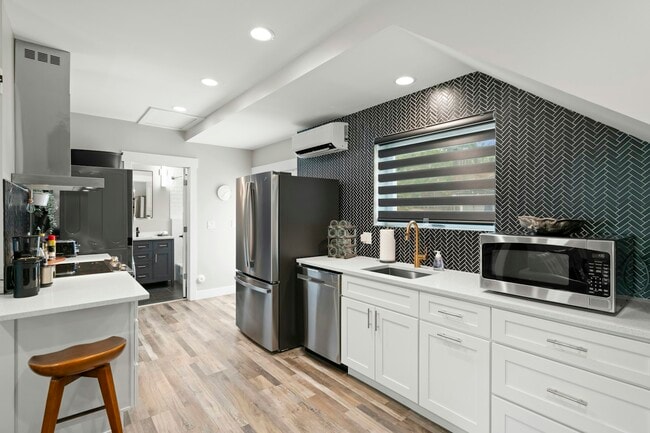 Building Photo - 823 S 900 E