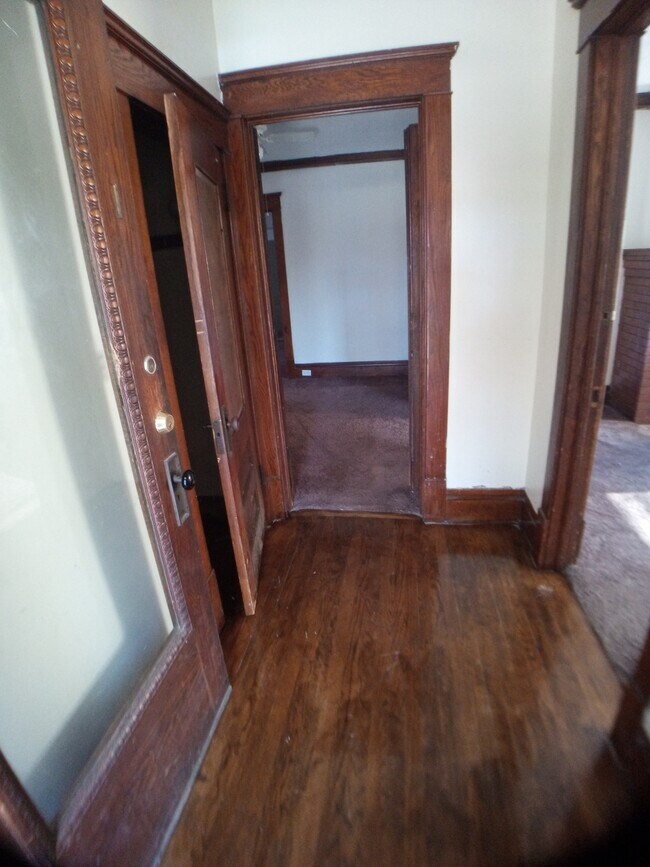 Building Photo - 220 W Lapeer St