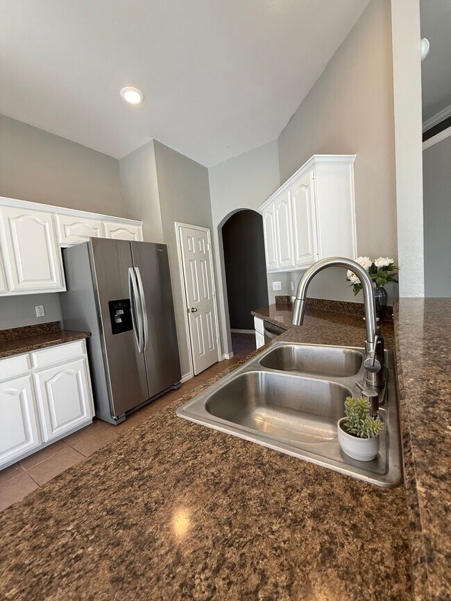 Building Photo - Adorable 4/2/2 located minutes from Weathe...