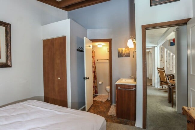 Building Photo - 2 Bedroom in Wildernest!  Summer lease!