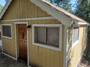 Building Photo - One Bedroom House