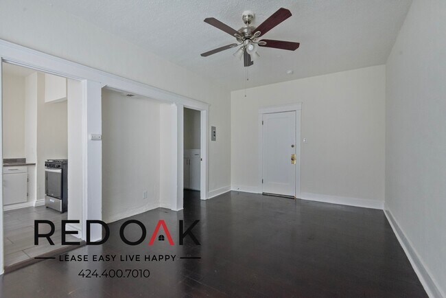 Building Photo - Welcoming and Cozy Ground Floor Studio wit...