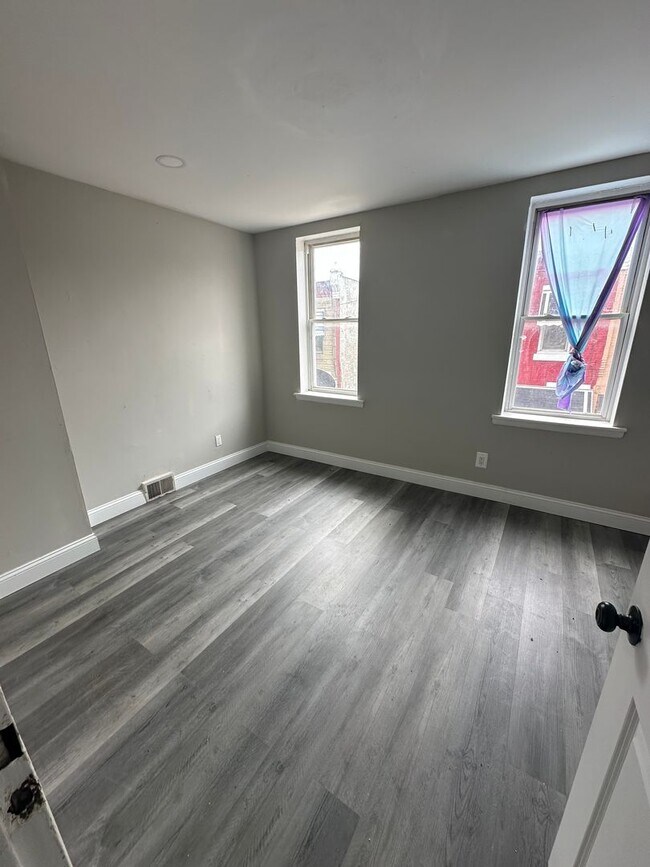 Building Photo - 4 bed, 2 full bath rowhome