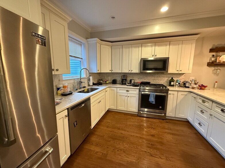 Primary Photo - 323 W 4th St