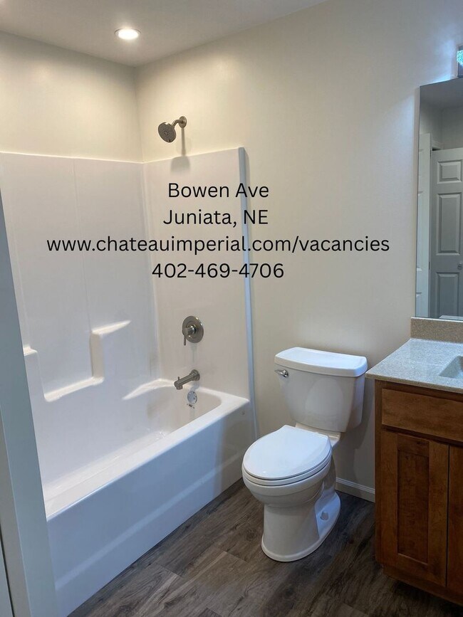 Building Photo - 600 N Bowen Ave