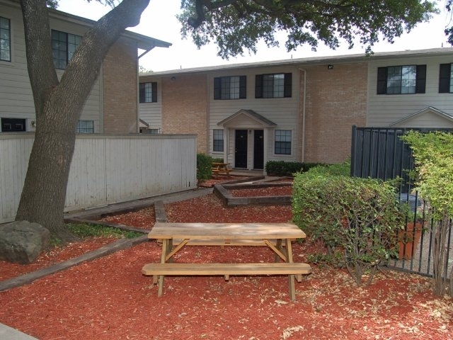 Picnic Area - Huntington Townhomes