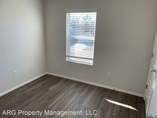 Building Photo - 3 br, 2.5 bath House - 3211 Red Tail Way