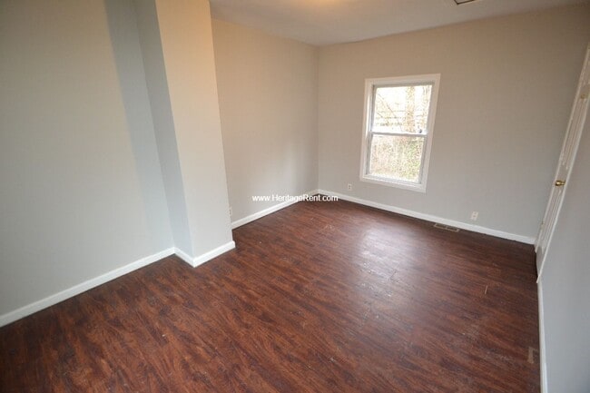 Building Photo - 3 bed 1 bath Beautiful Private Setting