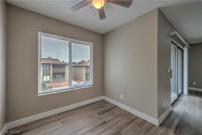 Building Photo - 4571 Carriage Park Dr