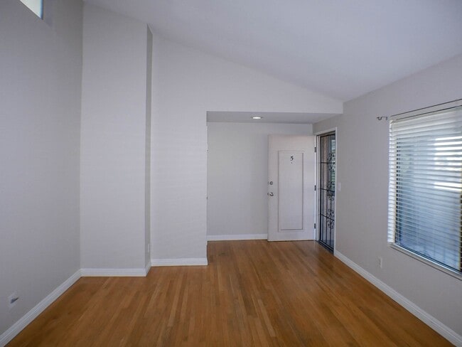 Building Photo - Charming 2 bed/2 bath second level condo with washer/dryer & assigned parking