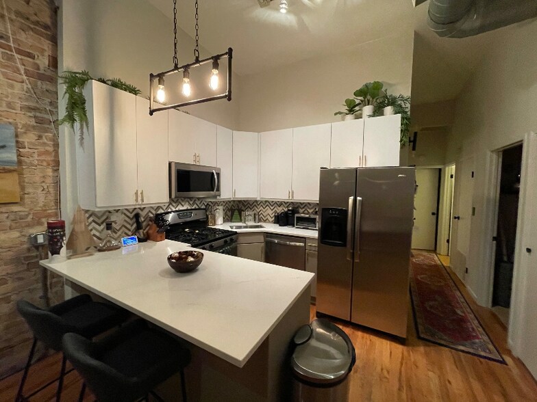 Building Photo - 1851 N Milwaukee Ave