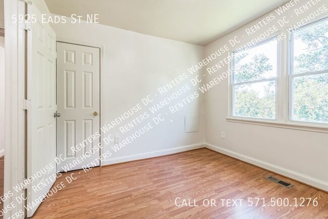 Building Photo - Charming 5Bd/2Bth Semi-Detached Brick Home...