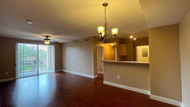 Building Photo - 7950 N Nob Hill Rd