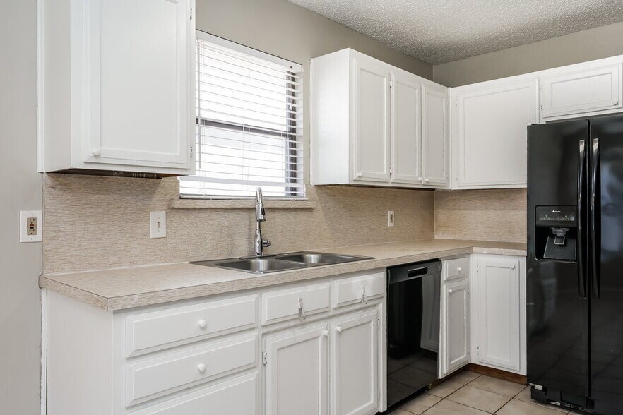 Building Photo - 1433 Grovecrest Dr