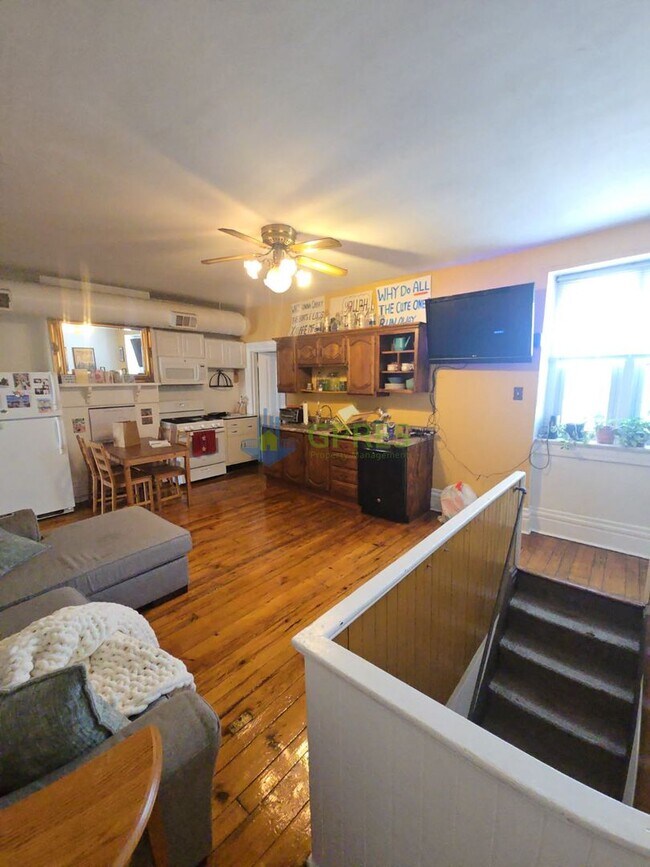 Building Photo - Amazing 2- bedroom 3rd floor apartment in the Southside must see!