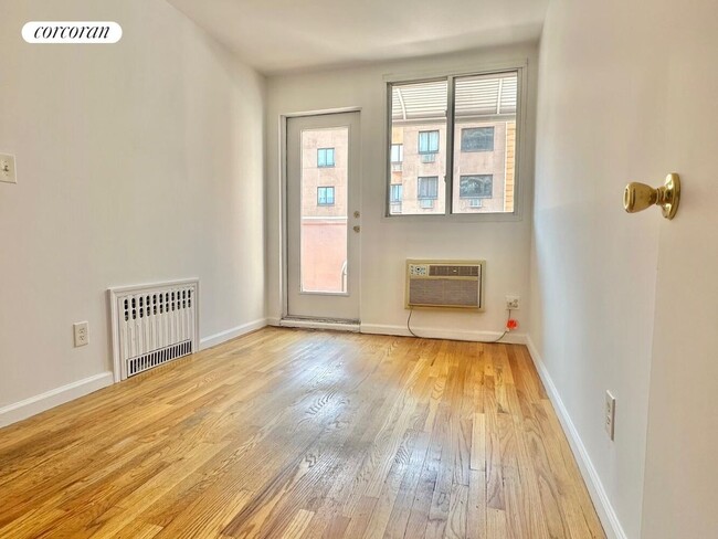 Building Photo - 422 E 10th St