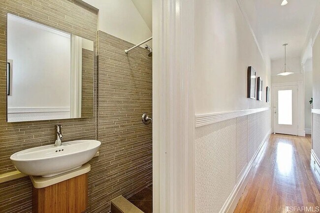 Building Photo - 450 Fair Oaks St