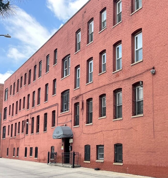 Building Photo - Columbia Heights| 3Bd 1Bth | Top Floor | F...