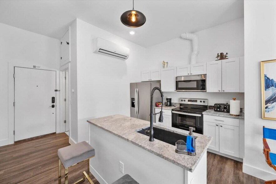 Building Photo - 18 W Elder St