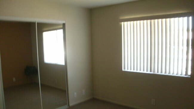 Main Bedroom/mirrored wardrobe - 41470 Maroon Town Rd