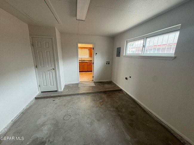 Building Photo - 3305 Killarney St