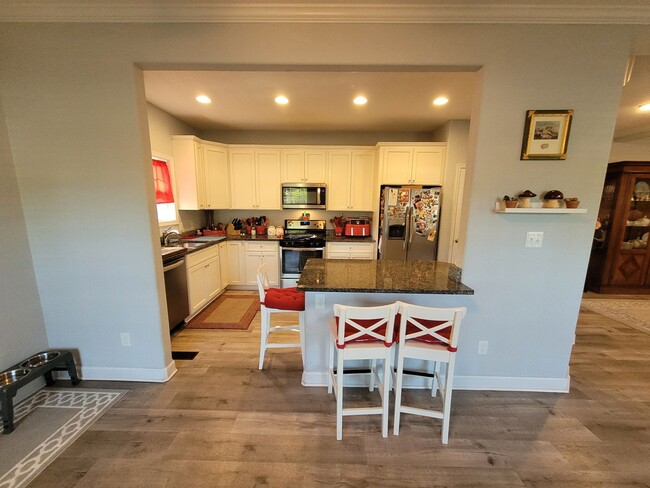 Building Photo - Beautiful & Spacious 4 bedroom, 2.5 bath h...