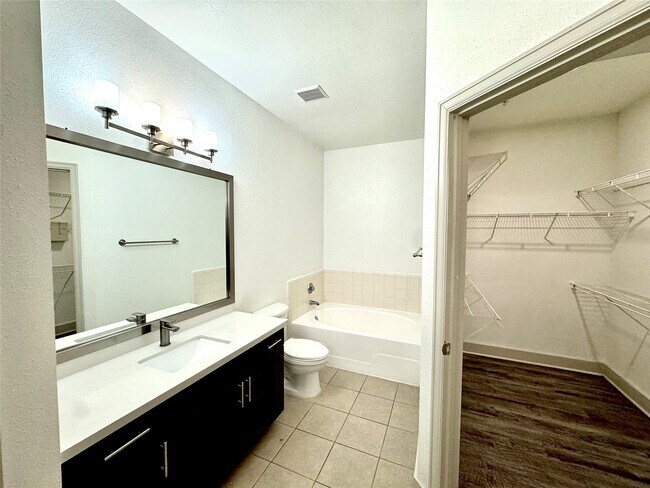 Building Photo - 2222 Smith St