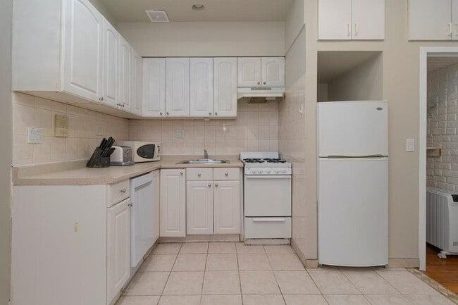 Building Photo - 250 E 82nd St