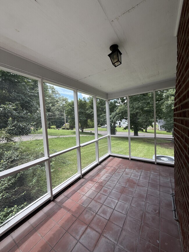 Building Photo - 312 N Chilhowee Dr
