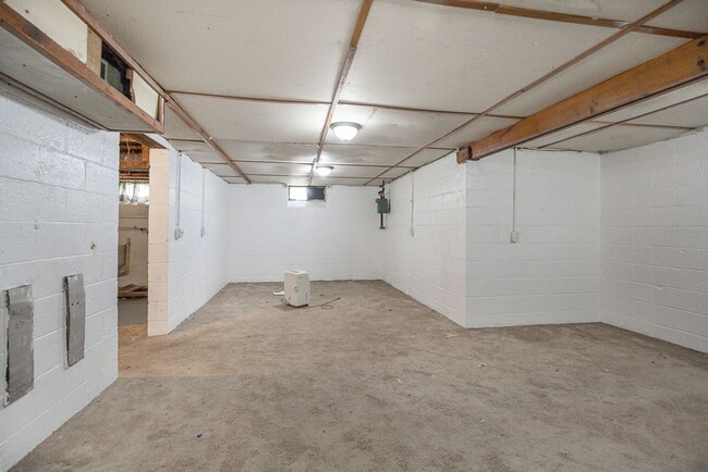 Building Photo - 3 Bedroom/1 bath Single House Maple Hts!!