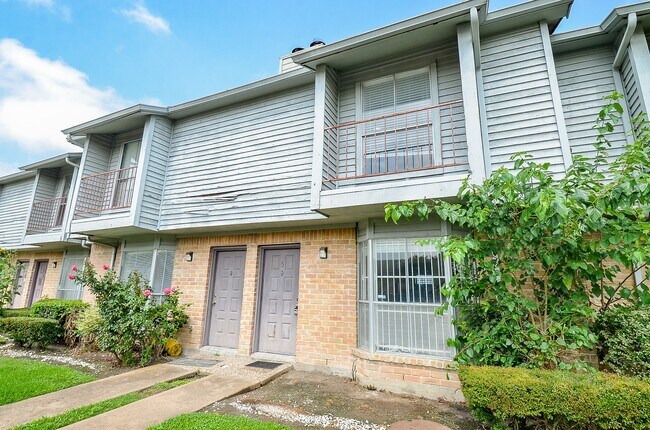 Building Photo - 9350 Country Creek St