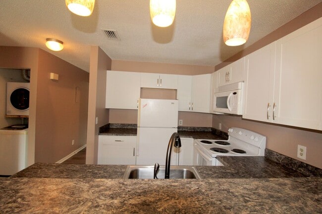 Building Photo - 1330 Hunters Rd