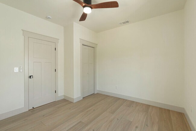 Building Photo - Beautifully updated 2/1 in North Oak Park! Located Close to UC Davis Med Center + MgGeorge Law Sc...