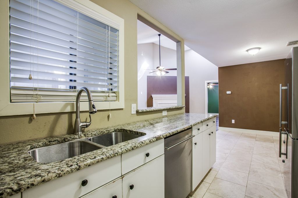Great kitchen w granite - 6646 E Lovers Ln