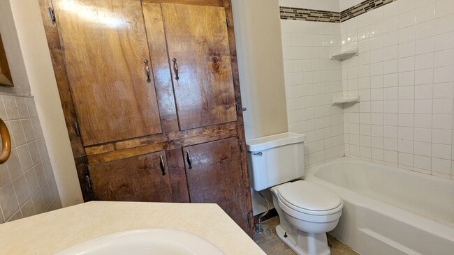 Building Photo - Cozy two bed in quiet town