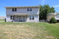 Building Photo - 924 W Belmont-