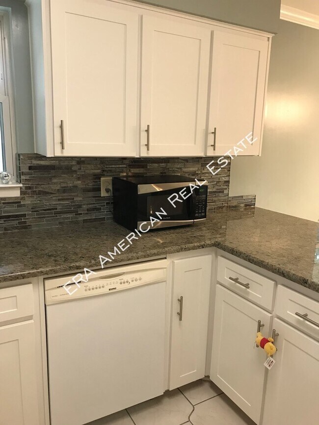 Building Photo - 912 Spruce Ct