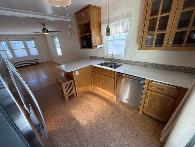 Building Photo - 815 S Lake Ave