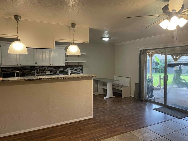 Building Photo - 447 El Toro Ln